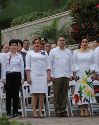 Sobriedad, color y elegancia: los vestidos de Ana García en los desfiles