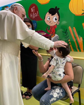 El papa Francisco visita a los demás pacientes mientras se recupera en el hospital