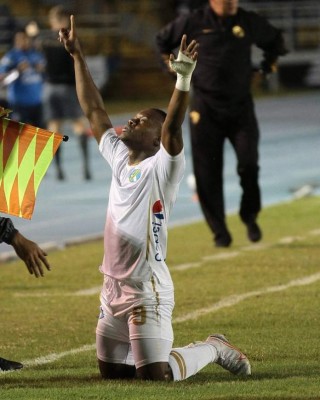 Júnior Lacayo celebró con la Bandera de Honduras; Comunicaciones fue superior a Motagua