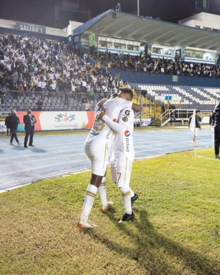 Júnior Lacayo celebró con la Bandera de Honduras; Comunicaciones fue superior a Motagua