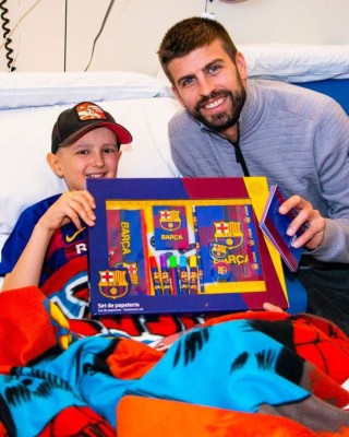 FOTOS: Jugadores del Barcelona se visten de Reyes Magos y visitan a niños en hospitales