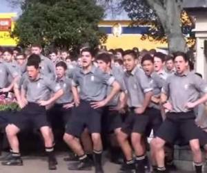 Estudiantes de la escuela Palmerston North Boys' High Schoo dieron el último adiós a su querido maestro.