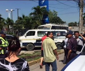 A la escena del crimen llegaron parientes y transportistas.