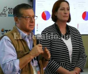 Chargé Heide Fulton compareció este sábado ante los medios de comunicación junto al presidente del Tribunal Supremo Electoral (TSE), David Matamoros Batson. Foto: Mario Urrutia/ EL HERALDO