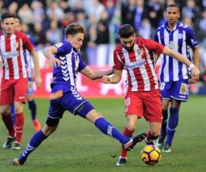 El centrocampista del Deportivo Alaves, Marcos Llorente, se enfrenta al centrocampista belga del Atlético de Madrid, Yannick Ferreira Carrasco, durante el partido de fútbol de la Liga española, el Club Atlético de Madrid, contra el Deportivo Alaves, en el estadio Mendizorroza de Vitoria.