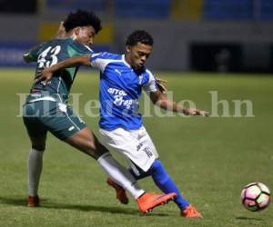 El 10, que marcó doblete ante Pumas, la clavó desde fuera del área bajo el cuerpo del meta Julani Archibald y festejó el lapidario 1-0, al 17, foto: AFP.