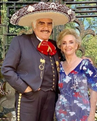 Bordados con hilos de oro y la tela más fina, así eran los trajes de Vicente Fernández