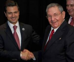 El presidente Enrique Peña Nieto se reunió con el mandatario de Cuba, Raúl Castro, en el marco de la I Cumbre de Jefes de Estado y de Gobierno CELAC-Unión Europea.