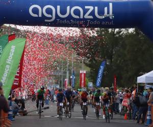 Desde el momento mismo de la salida de la meta hasta la culminación de la carrera, recopilamos los 20 momentos más emocionantes de la duodécima Vuelta Ciclística.