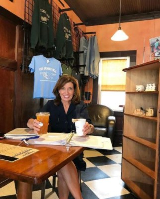 Así es Kathy Hochul, la primera mujer en convertirse en gobernadora de Nueva York