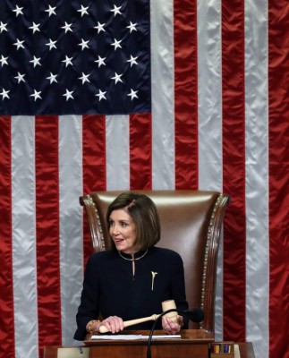 El rostro de satisfacción de Nancy Pelosi tras aprobar juicio político a Donald Trump