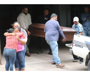 Familiares de Daniel Moisés Cerrato (13) lloran desconsolados por la muerte del menor.
