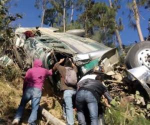 El autobús accidentado se dirigía de San Marcos hacia la capital, y viajaba sobrecargado, con 75 pasajeros. (Foto: Prensa Libre)