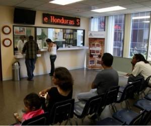 Hondureños esperan ser atendidos en el consulado de Honduras en Los Ángeles. (Foto: LaOpinión)