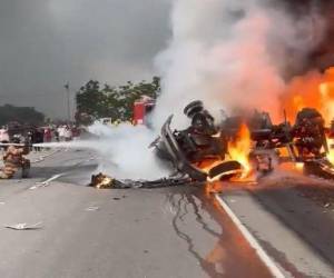 Un camión cisterna cargado de combustible volcó y se incendió este domingo en la carretera CA-5, en la cuesta de La Virgen. Aquí las imágenes del terrible momento.