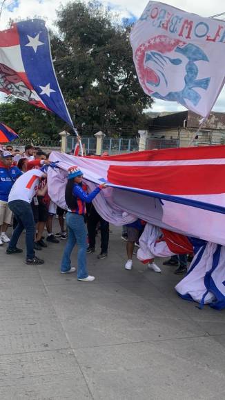 ¡Banderazo! Impresionante llegada de la Ultra Fiel para apoyar al Olimpia