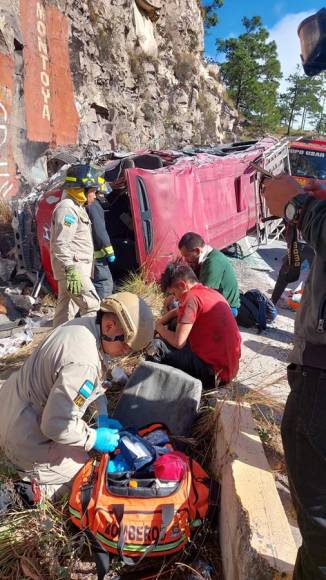 Lamentable escena: destrozos del volcamiento en carretera al sur que provocó tres muertes