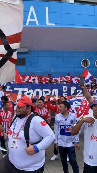 ¡Banderazo! Impresionante llegada de la Ultra Fiel para apoyar al Olimpia