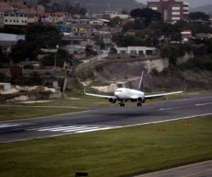 El empresario y la sociedad civil de Tegucigalpa se oponen a la clausura del aeropuerto internacional Toncontín.