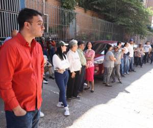 Un grupo de hondureños espera en las afueras de los centros de votación para ejercer el sufragio.