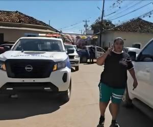 La señora Adela Amador aparece en uno de los videos del altercado con agentes policiales.