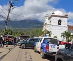 El altercado entre civiles y policías se dio en las afueras de la iglesia católica de Catacamas.