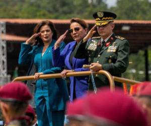 La ministra de Defensa, Rixi Moncada; la presidenta de Honduras, Xiomara Castro; y el jefe del Estado Mayor Conjunto, Roosevelt Hernández, durante un desfile militar.