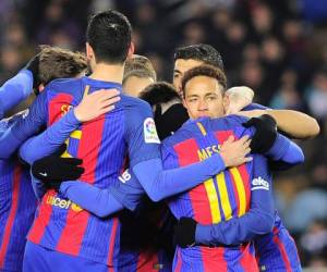 Los jugadores del Barcelona celebran la anotación -mediante penal- del brasileño Neymar (Foto: AFP)