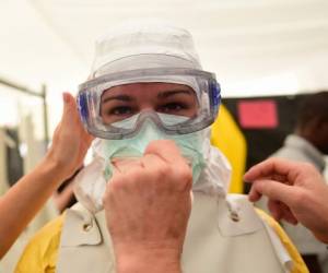 Voluntarios toman parte en un entrenamiento con Médicos Sin Fronteras en Bélgica para prevenir el contagio del ébola. (Foto: AFP)