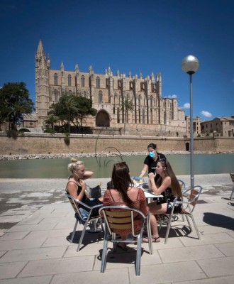 Poco a poco y con cierto temor, españoles buscan la normalidad: FOTOS