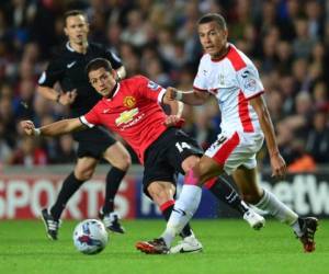 Chicharito fue parte de la humillante eliminación del Manchester United. / AFP