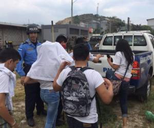 Los estudiantes fueron trasladados a una de las postas policiales a la espera de las autoridades correspondientes y los padres de familia (Foto: RedInformativaH).