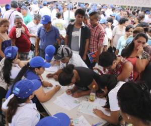 En la capital, decenas de personas participaron ayer en el proceso de recolección de firmas para regular la reelección.