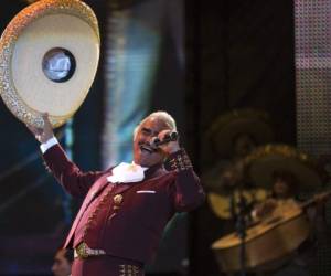 Vicente Fernández solo tuvo un invitado en su concierto: su hijo Alejandro.