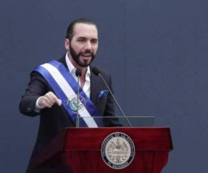 Nayib Bukele ha sido reconocido por implementar un programa de mano dura contra las pandillas en El Salvador, que incluyó el encarcelamiento de miles de personas bajo un estado de excepción, sin juicio previo.