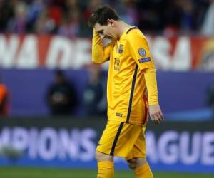 Cabizbajo y su rostro desencajada salió Lionel Messi del Vicente Calderón. Foto: AP.