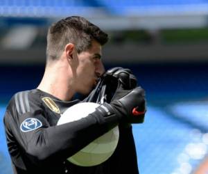 Thibaut Courtois besó el escudo del Real Madrid en su presentación como jugador de los Merengues (FOTO: AFP)