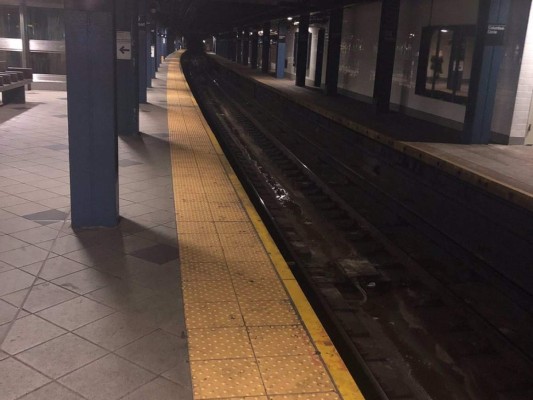 Los usuarios publicaron esta imagen donde se ve la estación del metro apagada. Foto: Twitter.