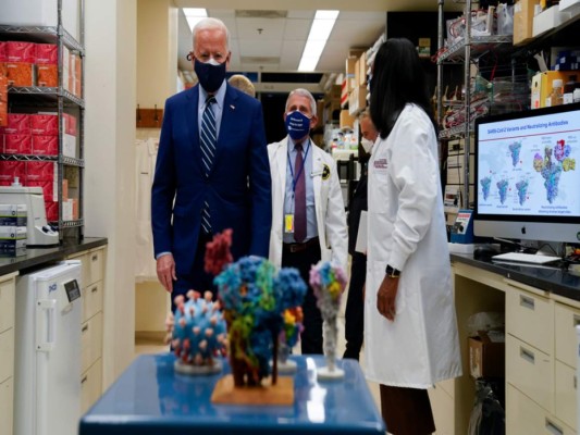 Biden se pasó sus primeros 100 días en el cargo alentando a la gente a usar mascarillas y quedarse en casa para frenar la diseminación del coronavirus. Su tarea para los próximos 100 días será preparar el camino hacia la normalidad. (AP Foto/Evan Vucci).