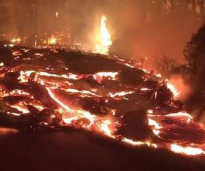 Una cámara fija muestra cómo el magma engulle la carretera. Foto captura YouTube