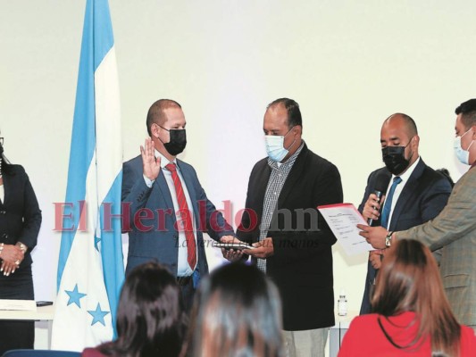 Un total de 18 directores departamentales fueron juramentados provisionalmente por el secretario de Educación, Daniel Sponda.