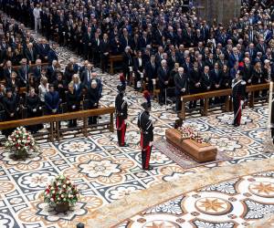 Miles de personas rindieron un último homenaje el miércoles a Silvio Berlusconi dentro y fuera de la catedral de Milan.