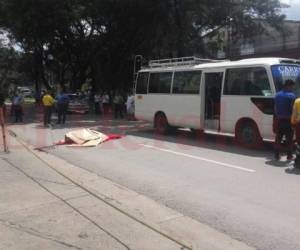 A la par del cádaver de Carlos quedó el bastón que utilizaba para caminar. Foto: Stalin Irías/EL HERALDO