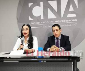 Gabriela Castellanos y Odir Fernández leyeron la carta abierta ante los medios de comunicación. Foto Fernando Maldonado| EL HERALDO