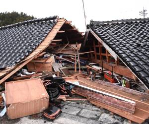 Esta vista general muestra edificios derrumbados en la ciudad de Monzen en Wajima, prefectura de Ishikawa, el 5 de enero de 2024, después de que un gran terremoto de magnitud 7,5 sacudiera la región de Noto en la prefectura de Ishikawa el día de Año Nuevo.
