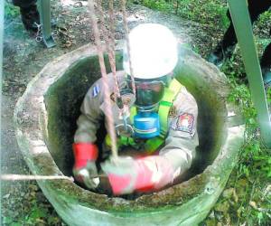 Miembros del Cuerpo de Bomberos de Catacamas, Olancho, participaron en el rescate de cuerpo de la bebé.