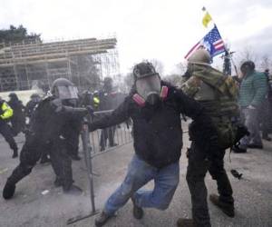 Manifestantes violentos, simpatizantes del presidente Donald Trump, a las afueras del Capitolio federal, el 6 de enero de 2021, en Washington. (AP Foto/Jose Luis Magana, Archivo)