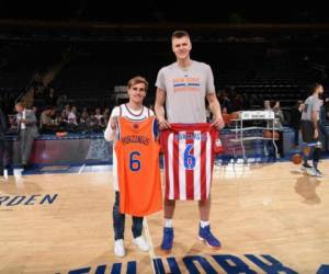 Griezmann de 1.76 metros de altura, junto a su jugador favorito, el ala-pívot de los Knicks de Nueva York, Kristaps Porzingis (Letonia).