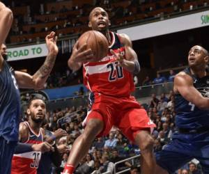 Jodie Meeks de los Washington Wizards va a la canasta contra Orlando Magic. Foto:AFP