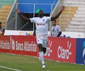 Javier Estupiñán celebra el gol con el que Olimpia venció a Motagua. Foto: Alex Pérez / El Heraldo.